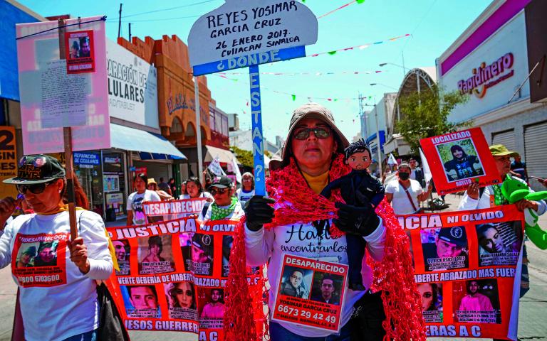 Madres con hijos desaparecidos en Culiac·n marcharon durante la celebraciÛn del DÌa de las Madres para exigir a las autoridades estatales y federales que intensifiquen el apoyo de b˙squeda de sus familiares.