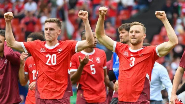 Michel Aebischer (28) celebra la victoria de la seleccion suiza. Foto EE: Cortesía UEFA