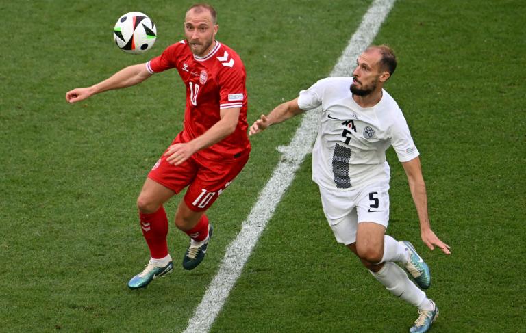 El centrocampista danés #10 Christian Eriksen y el defensor esloveno #05 Jon Gorenc Stankovic compiten por el balón. Foto: AFP