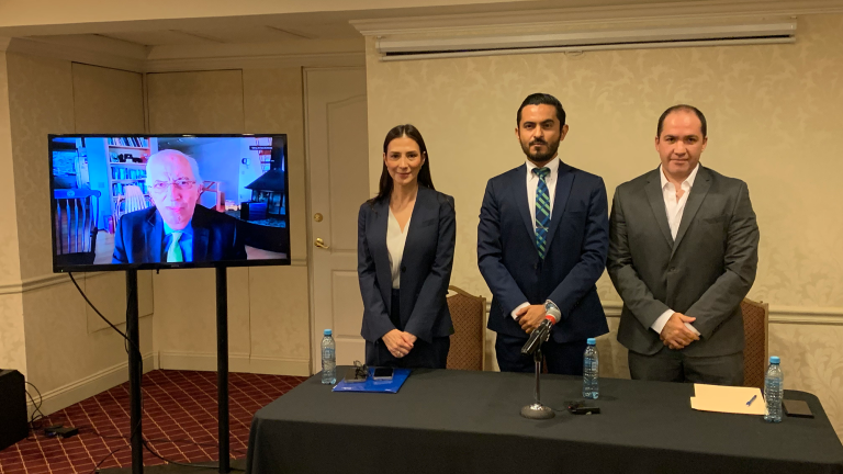 Marisa Jiménez de Segovia, directora General de Air-Care de México, Bruce L. Davidson, profesor Clínico de la Universidad de Medicina Washington State Floyd y Eleazar Rivera Mata, líder Regional de Asuntos Gubernamentales de ASHRAE. Foto EE: Cortesía