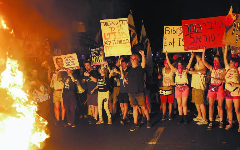 Manifestantes en Tel Aviv exigieron la renuncia de Benjamin Netanyahu el sábado. Foto: Reuters