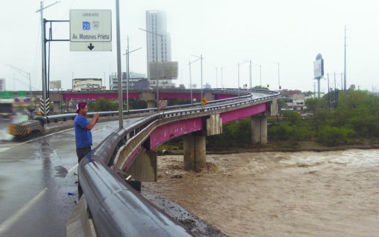 En Nuevo León este lunes se estiman lluvias importantes. Recientemente Alberto provocó una subida del Río Santa Catarina. Foto: Cuartoscuro