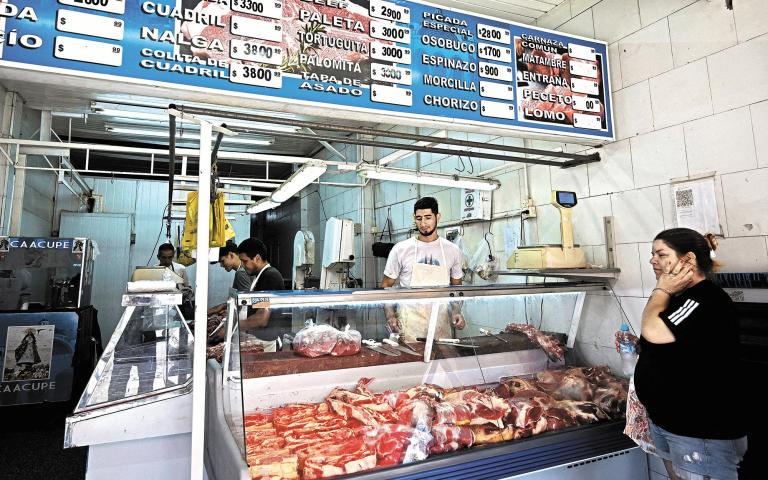 Expertos estiman que el 40% de los trabajadores en Argentina están en la informalidad. Foto: AFP