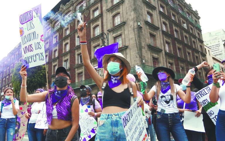 Mujeres de la colectiva Las compas marcharon de manera pac�fica desde el monumento de la Madre hac�a el Z�calo capitalino. Las manifestaban protestaron en contra de la violencia de g�nero y pidieron a las autoridades dar medidas para detener el increm