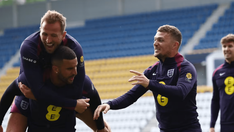 El capitán de la selección inglesa, Harry Kane (arriba a la izquierda), debe inspirar a sus compañeros para que alcancen su nivel, y no rebajarse al de ellos. Anna Szilagyi/EPA-EFE