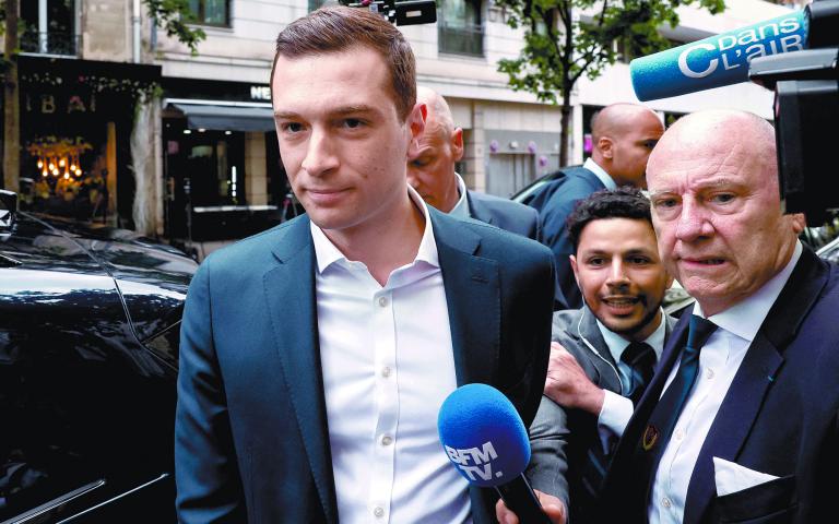 Jordan Bardella, presidente del partido Reagrupación Nacional al llegar a las oficinas del partido en París, ayer. Foto: Reuters