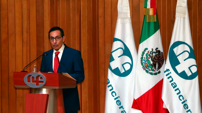 El secretario de Hacienda y Crédito Público, Rogelio Ramírez de la O, presidió la ceremonia conmemorativa del 90 aniversario de Nacional Financiera. Foto EE: Cortesía X / @Hacienda_Mexico