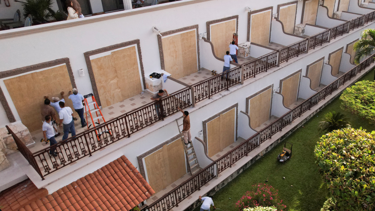 Hoteleros de Playa del Carmen, Quintana Roo, se alistan para la llegada del huracán Beryl. Foto: Reuters