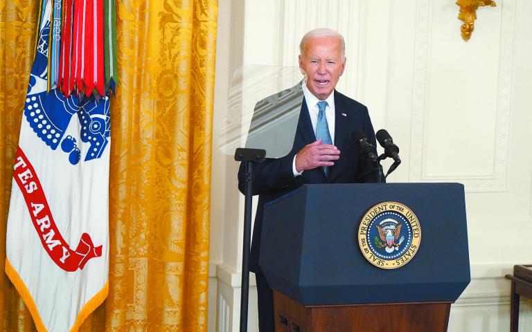 El presidente Joe Biden ayer en una ceremonia de entrega de medallas a soldados en la Casa Blanca. Foto: Reuters