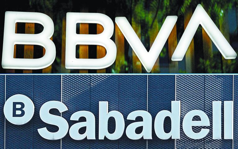 La OPA hostil lanzada a los accionistas de Sabadell, consiste en un canje de una acción de BBVA por cada 4.83 de las suyas. Foto: AFP