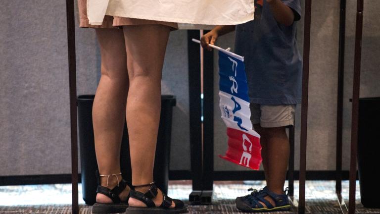 Los ciudadanos franceses votan en el Centro Mont Royal durante la segunda vuelta de las elecciones legislativas francesas, en Montreal, Canadá. Foto: AFP