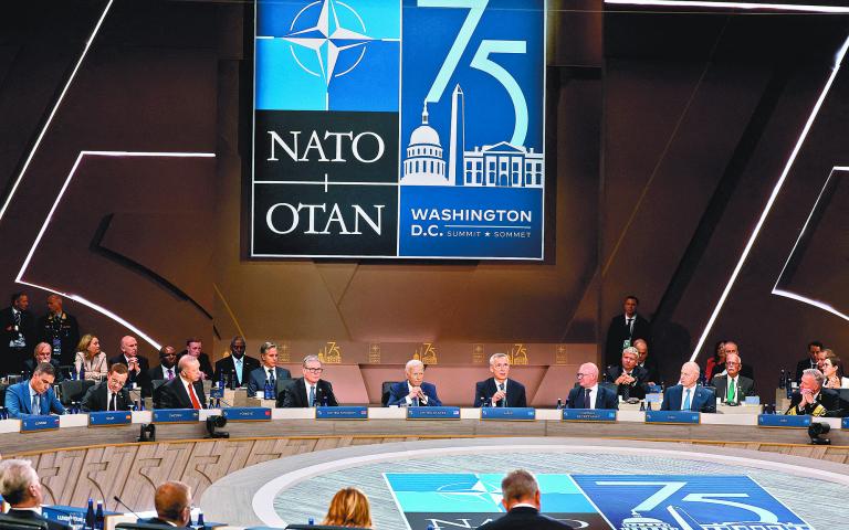 El presidente Joe Biden y, a su izquierda, el secretario general de la OTAN Jens Stoltenberg, ayer en la Cumbre de la Alianza en Washington. Foto: Reuters