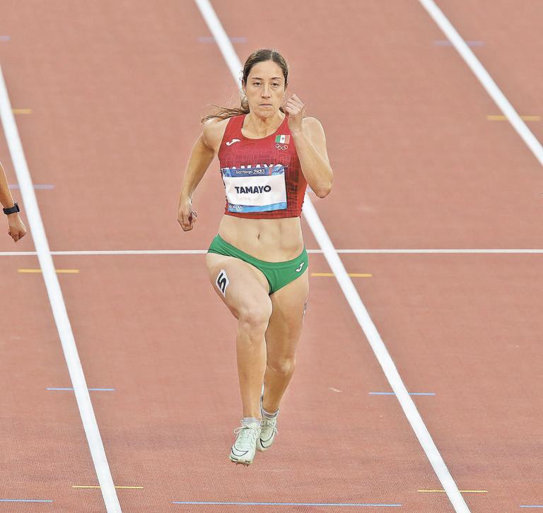 Cecilia Tamayo consiguió su clasificación en las dos pruebas de velocidad en Paris 2024, una meta que alcanzó de la mano de la leyenda de la velocidad, Carl Lewis Foto EE: Especial