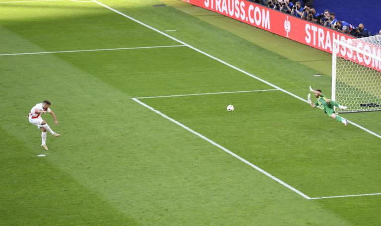 El portero español Unai Simon para un penalti durante el partido entre España y Croacia de la fase de grupos de la Eurocopa 2024. Foto: Reuters