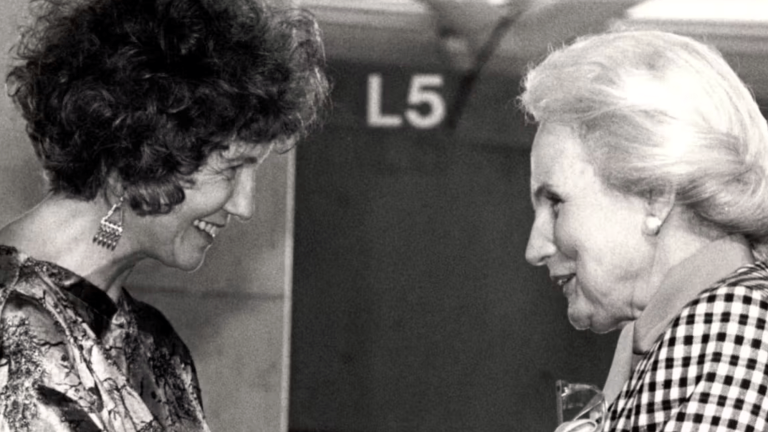 Alice Munro (izquierda) recibe el Premio Literario del Gobernador General 1986 de Ficción en lengua inglesa de manos de la gobernadora general Jeanne Sauvé en Toronto, 1987. CP PHOTO/Blaise Edwards