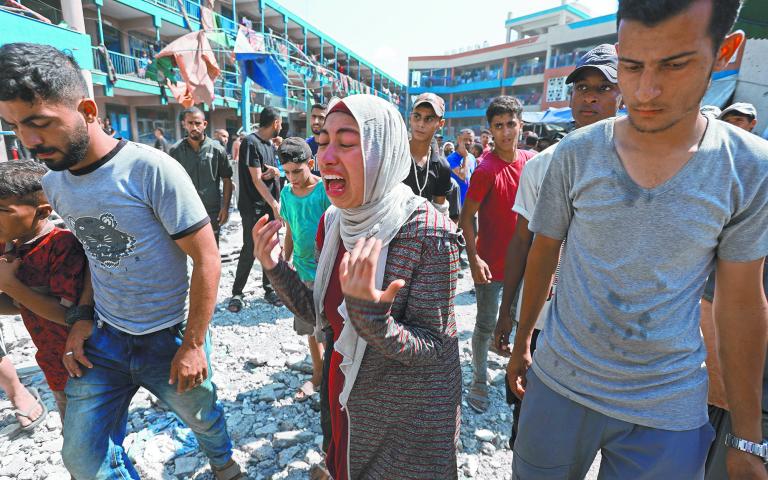 Una mujer reacciona al bombardeo israelí en una escuela de la ONU en Gaza. Foto: Reuters