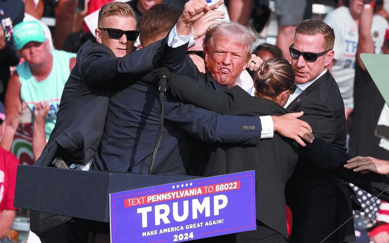 Donald Trump, segundos después que fuera atacado durante un mitin en Butler, Pensilvania, la tarde del sábado. Foto: Reuters