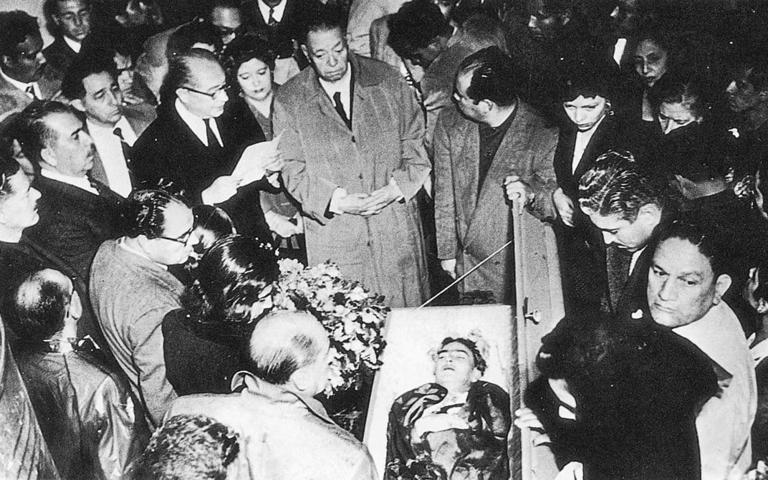 El funeral de Frida en Bellas Artes fue multitudinario. Diego Rivera y el expresidente Lázaro Cárdenas encabezaron el cortejo fúnebre. Fotos: Hermanos Mayo, Morton Subastas, Sotheby’s