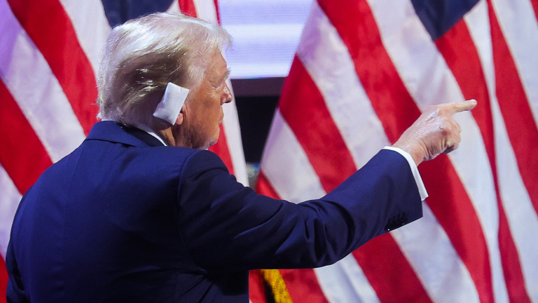 La entrada de Donald Trump fue digna de una estrella de la televisión o de un luchador profesional. Foto: Reuters