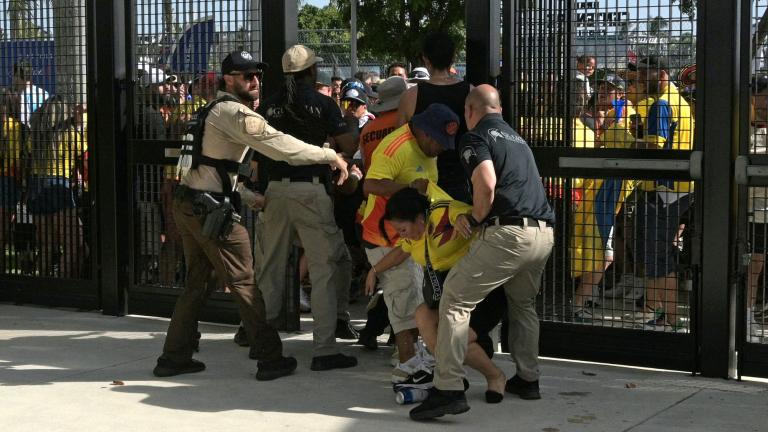 La policía arresta a un aficionado de Colombia que intentó ingresar al estadio sin entradas. Foto: AFP