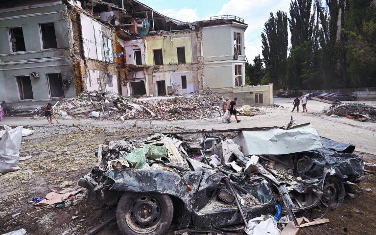 Voluntarios cargan sacos con escombros en Okhmatdy, el hospital infantil más importante en Kiev, el pasado 12 de julio. Foto: AFP