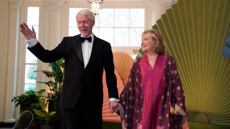 Bill y Hillary Clinton elogiaron la decisión de Joe Biden. Foto: AFP