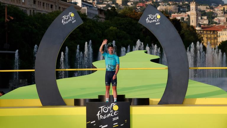 Mark Cavendish celebra en el podio antes de que recibir una camiseta por su récord de 35 victorias en el Tour de Francia. Foto: Reuters