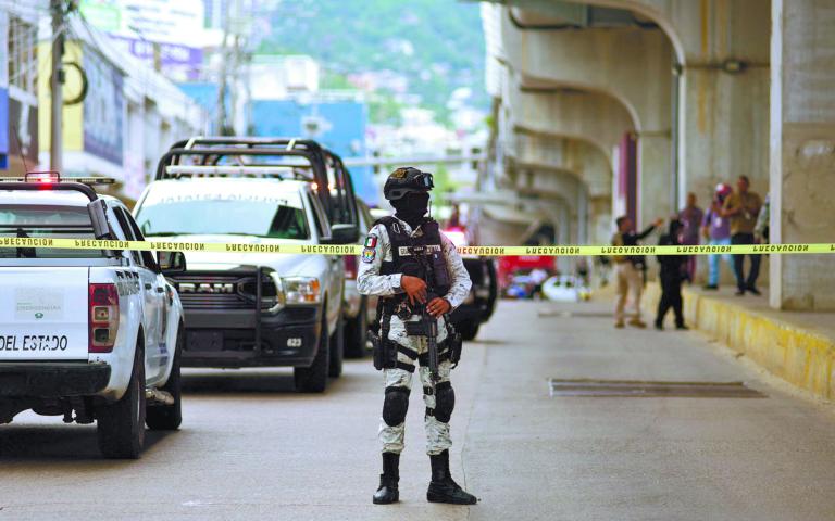 ACAPULCO, GUERRERO, 10JULIO2024.- En un ataque armado un motociclista fue asesinado a balazos en la transcurrida avenida Cuauhtemoc de Acapulco, policías del estado que se encontraban cerca de este lugar iniciaron una persecución contra los presuntos agresores logrando la detención de uno Este hecho ocasionó gran movilización de policías, Guardia Nacional y soldados. FOTO: CARLOS ALBERTO CARBAJAL/CUARTOSCURO.COM