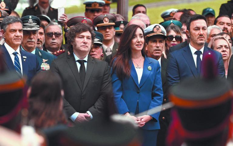 El presidente argentino Javier Milei y la vicepresidenta Victoria Villarruel en una ceremonia conmemorativa de los 42 años de la guerra de las Malvinas el 2 de abril. Foto: AFP