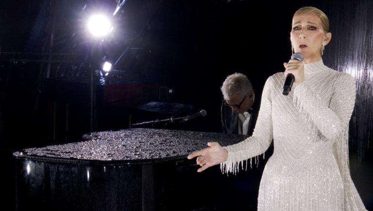 Céline Dion hizo una rara aparición para cerrar la inauguración de los Juegos Olímpicos de París 2024. Foto: AFP