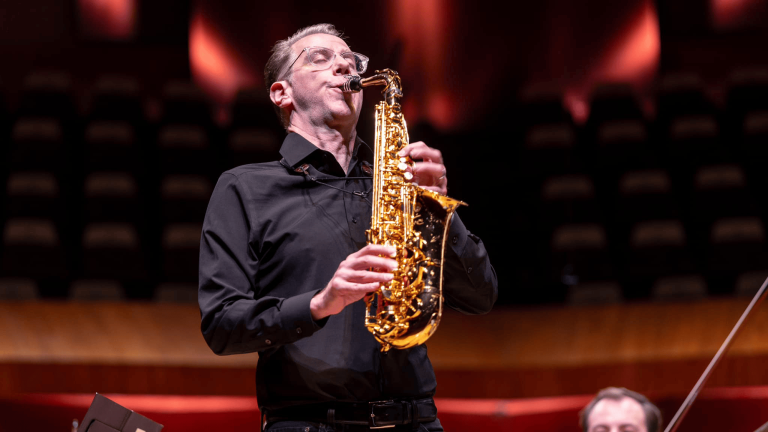 El saxofonista estadounidense Timothy McAllister acudió la mañana de este sábado a la sala Nezahualcóyotl para ensayar con la Orquesta de Minería horas antes de su debut en México. Foto EE: Cortesía Pili Pala