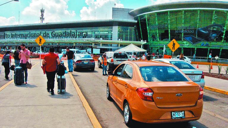 TLAJOMULCO DE ZUNIGA, JALISCO, 28SEPTIEMBRE2016.- Turistas, Paisanos, usuarios y personal del aeropuerto in internacional Miguel Hidalgo y Costilla de la ciudad de Guadalajara, sufren las consecuencias del planton que llevan a cabo ejidatarios de predios del Zapote, ya que mientras a los protestantes el gobierno no les de una solucion pronta a su problema ellos seguir√°n en la misma postura.FOTO : CUARTOSCURO.COM