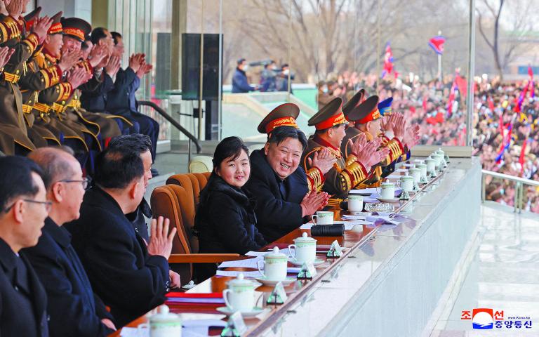 El líder norcoreano, Kim Jong-un, junto a su hija. Foto: Reuters