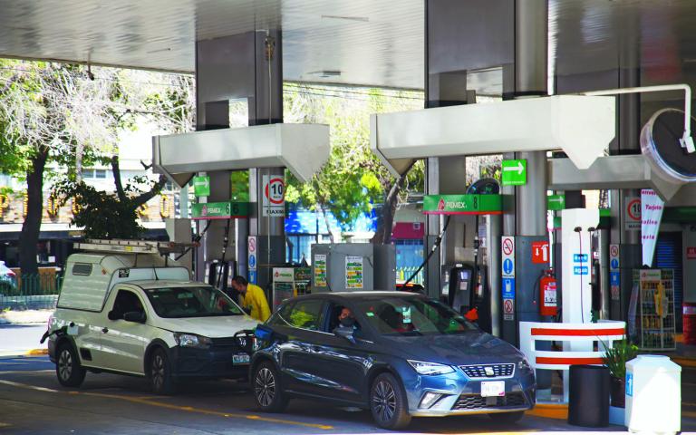 La razón por la que la gasolina es mucho más cara en México que en Estados Unidos es que en nuestro país se pagan casi cuatro veces más impuestos que en la Unión Americana.