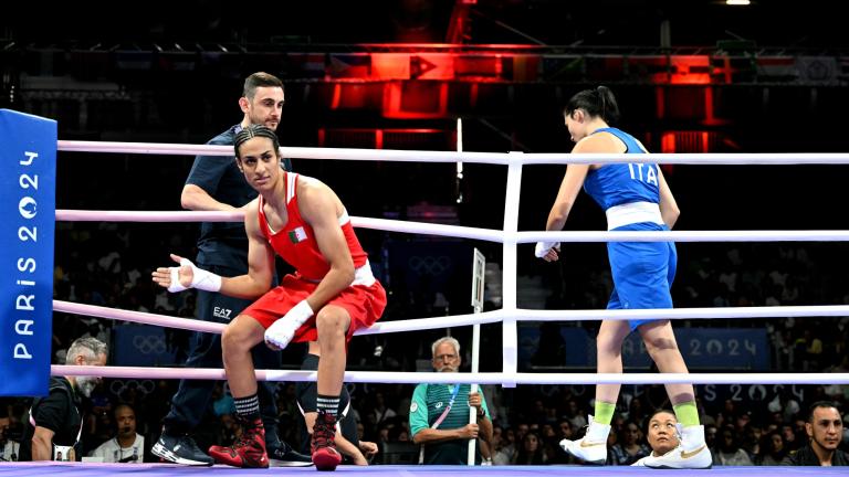 Imane Khelif de Argelia (en rojo) y Angela Carini de Italia. Foto: AFP