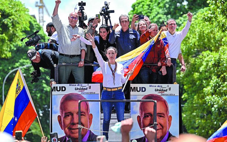 María Corina Machado participó en la manifestación del sábado junto a miles de personas que pidieron el reconocimiento de la victoria electoral del opositor Edmundo González. Foto: AFP