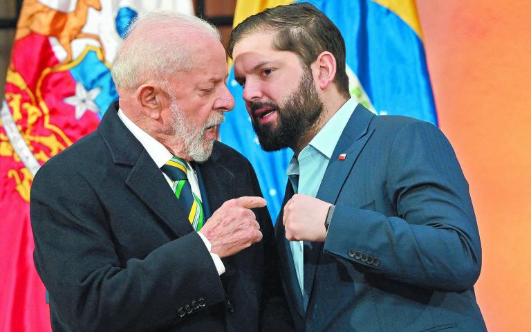 El presidente de Brasil, Luiz Inácio Lula da Silva y de Chile, Gabriel Boric, en el Palacio de La Moneda el 5 de agosto. Foto: AFP