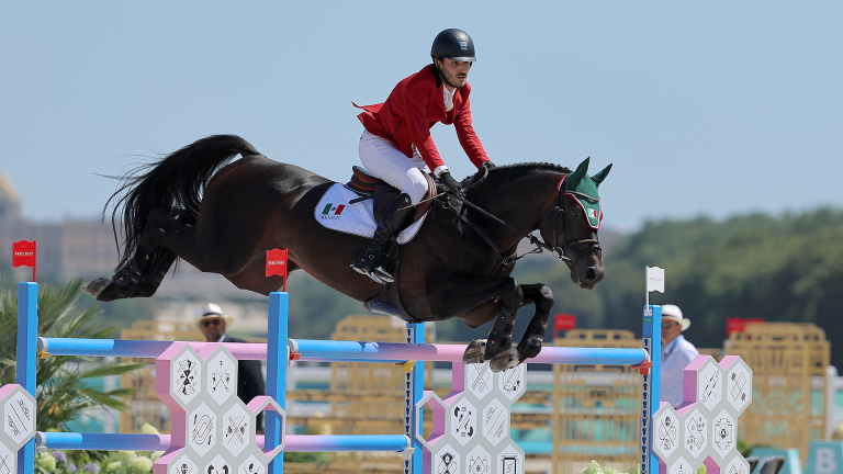 El jinete mexicano, Andrés Azcárraga, y su caballo Contendros clasificaron en el puesto 18 a la final de salto individual. Foto: Reuters