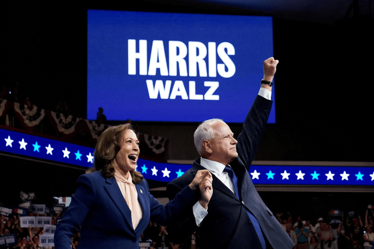 Los demócratas Kamala Harris y Tim Walz acudieron a su primer mitin. Foto: Reuters