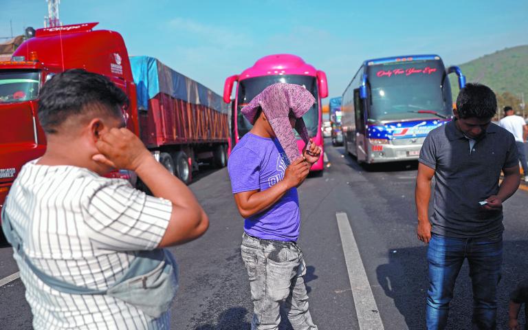 Cientos de autos se mantienen varados ante el bloqueo realizado por los ejidatarios. Foto: Reuters