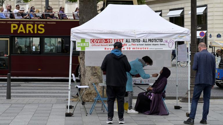 Pruebas rápidas de Covid-19 en las calles de París 2024. Foto: AFP