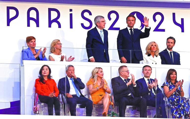 Thomas Bach (COI) y Emmanuel Macron, durante la clausura de los Juegos Olímpicos de París. Foto: AFP