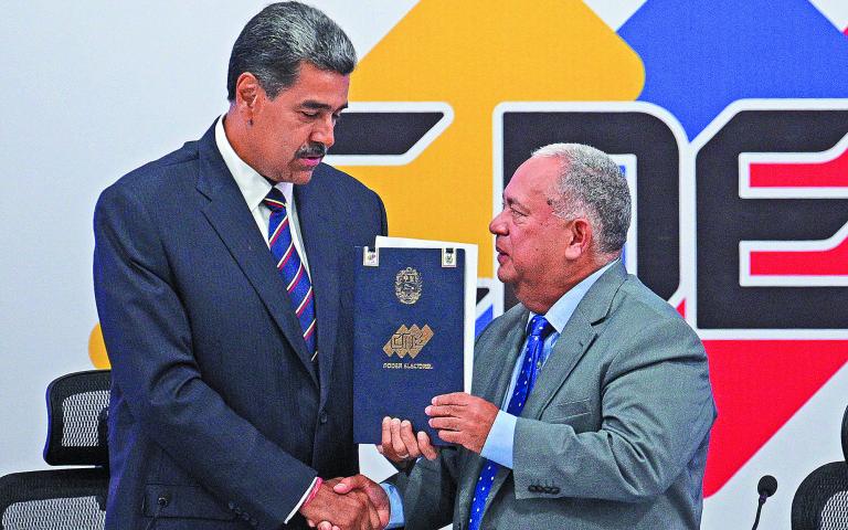 El jefe del Consejo Nacional Electoral, Elvis Amoroso, junto a Nicolás Maduro un día después de las elecciones, 29 de julio. Foto: AFP