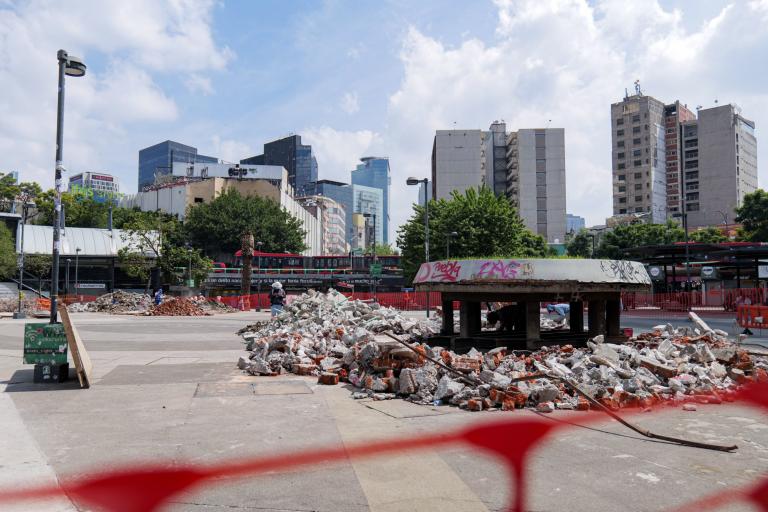 Trabajos de remodelación de la Glorieta de Insurgentes. Foto: Cuartoscuro