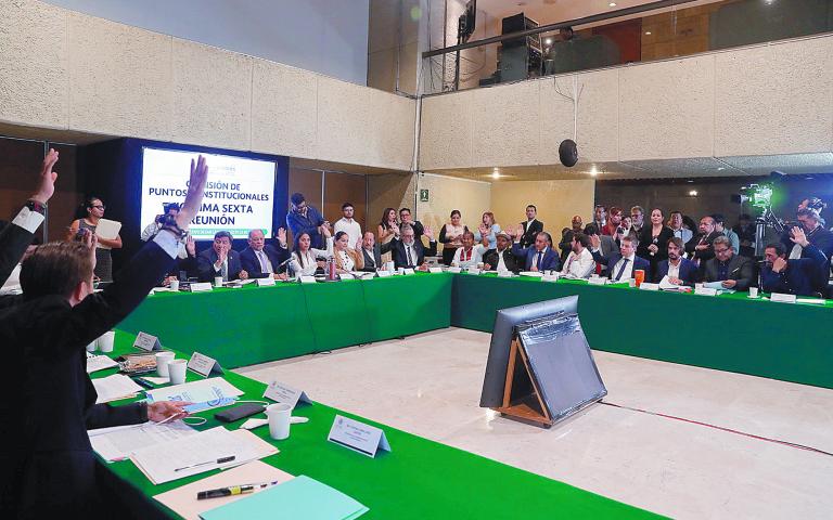 Durante la discusión, legisladores de diversas bancadas expusieron los pros y contras de los cambios a la Constitución. Foto: Especial