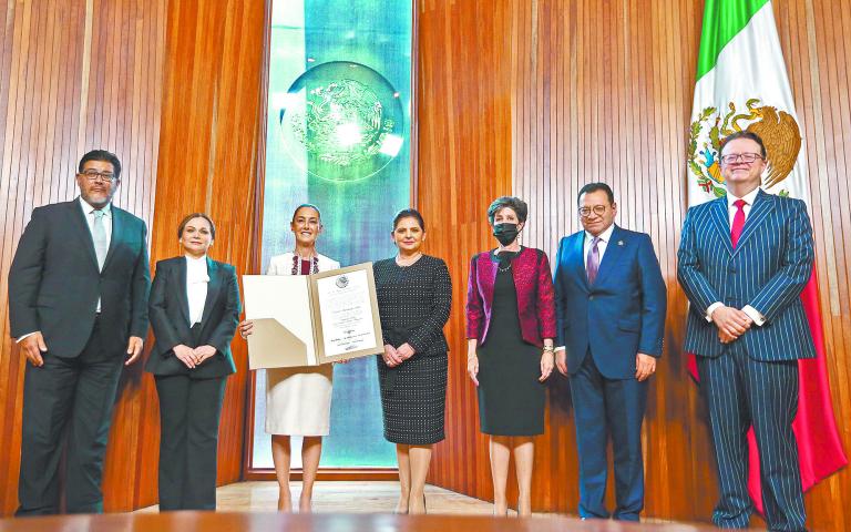 A la sesión solemne en el Tribunal Electoral acudieron secretarios de Estado, así como políticos afines al oficialismo. Foto: Cuartoscuro