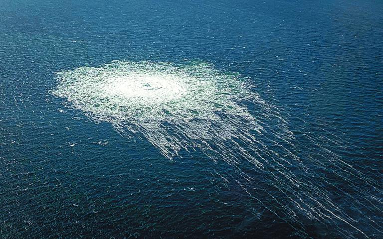 Burbujas destacan sobre el mar Báltico en clara muestra de fisuras del gasoducto Nord Stream 2 producto de un sabotaje. Foto: Reuters