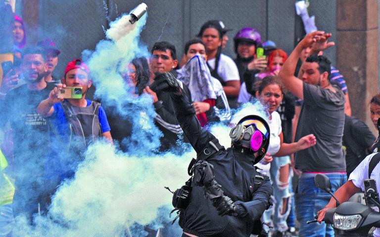 Opositores a Nicolás Maduro se enfrentaron con la policía en Caracas el 29 de julio. Foto: AFP