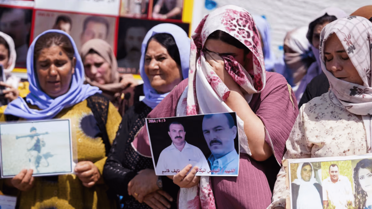 Mujeres yazidíes iraquíes lloran mientras sostienen fotografías de víctimas y familiares desaparecidos durante una ceremonia celebrada en la región iraquí del Kurdistán para conmemorar el 10º aniversario del genocidio yazidí. Ismael Adnan/SOPA Images/LightRocket via Getty Images