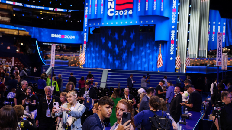 Influencers posan durante la Convención Nacional Demócrata en Chicago, Illinois. Foto: Reuters